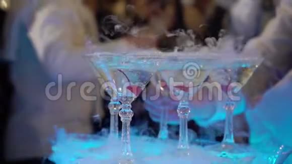 派对上的香槟酒杯金字塔塔视频的预览图