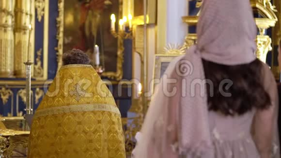 神父在大教堂祈祷宗教仪式视频的预览图