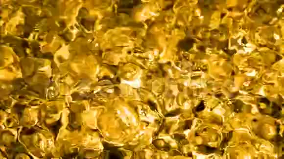 金色沸腾的液体剧烈的骚动目视模仿熔金慢动作沸水有色黄金视频的预览图
