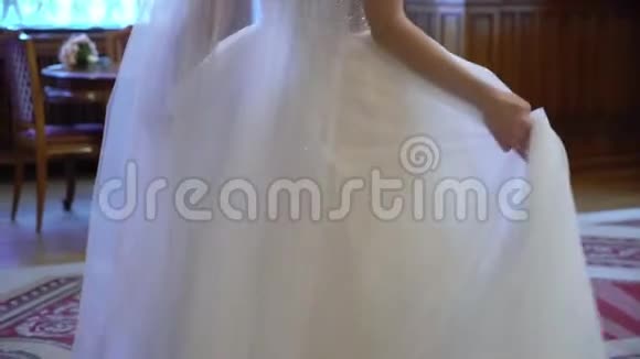 新娘在盘旋挥舞着她的婚纱视频的预览图