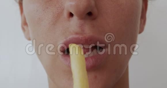女人吃薯条有害和美味的快餐近距离视频的预览图
