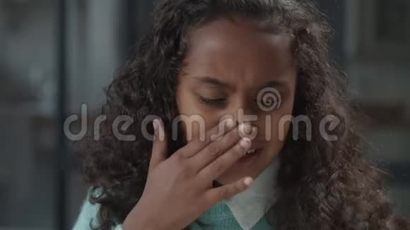 失望的黑人小女孩在室内哭泣视频的预览图