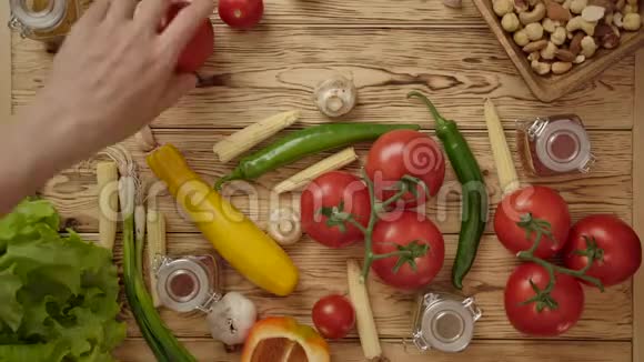 人们从餐桌上吃蔬菜和其他食材视频的预览图