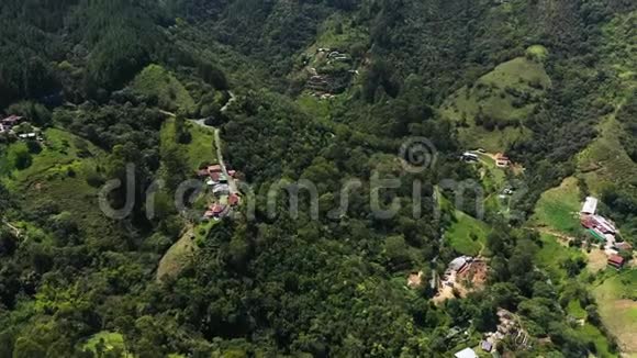 安第斯山脉一个村庄的鸟瞰图视频的预览图