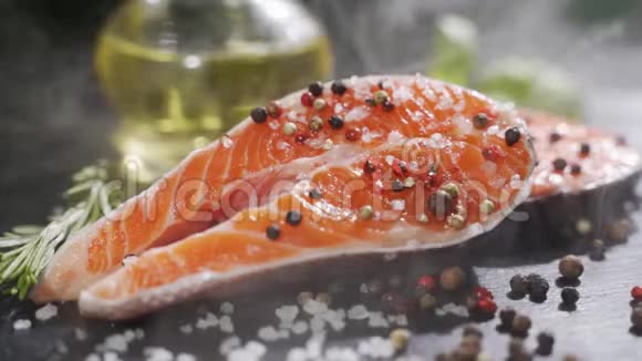 三文鱼片红鱼和胡椒盐和迷迭香在石板上煮红鱼三文鱼健康食品概念视频的预览图