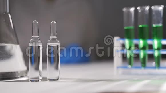医生把安瓿和药放在桌子上概念疫苗接种现代药物新药开发视频的预览图