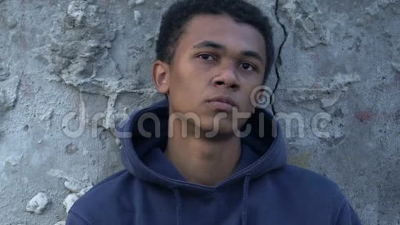 城市街道上一个满脸伤痕的黑人少年视频的预览图