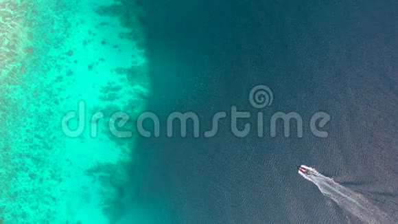 速船漂浮在美丽的海绿色水面上船的空中景色在蔚蓝的大海上驰骋视频的预览图
