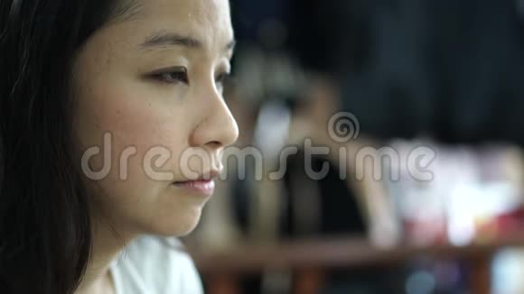 美丽的亚裔女性在离家前做日常眼影化妆视频的预览图