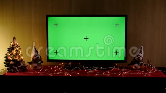 用绿色屏幕合成的圣诞电视电视或电视绿色屏幕在桌子上圣诞节时间视频的预览图