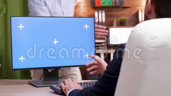 商人在办公室里用绿色屏幕打字视频的预览图