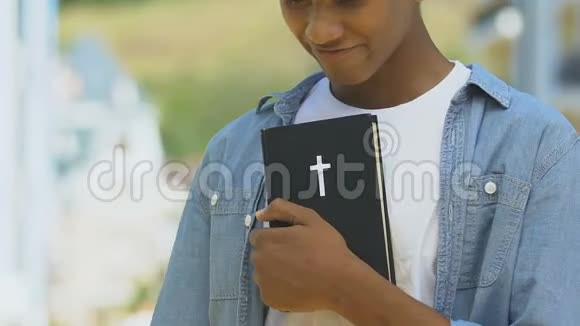 信奉圣经的非裔美国少年神职人员牧师的宗教职业视频的预览图