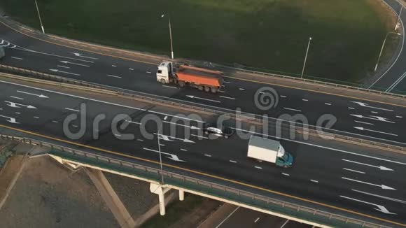 与移动汽车的道路交叉口的鸟瞰图道路交汇处高速公路高速公路和高速公路的交通视频的预览图