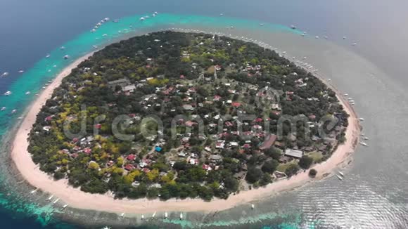 小圆形热带岛屿度假酒店有白沙棕榈树和绿松石海洋或海洋视频的预览图