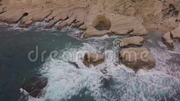 岩石上的撞击波的鸟瞰图视频的预览图