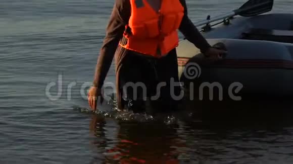 黑女带着救生艇上岸沉船幸存受害者悲剧视频的预览图