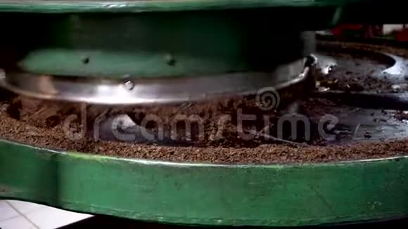 茶叶研磨工业机器的工作视频的预览图