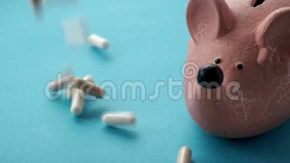 昂贵药物的概念药片和药片会掉落钱箱慢速视频视频的预览图