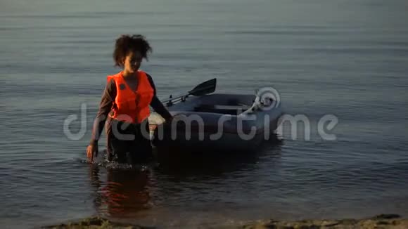 不幸的少女拉船上岸难民在海难中幸存下来视频的预览图