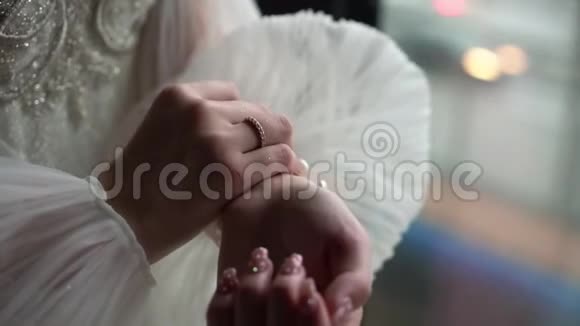 新娘在婚纱上系扣子穿上婚纱穿礼服视频的预览图