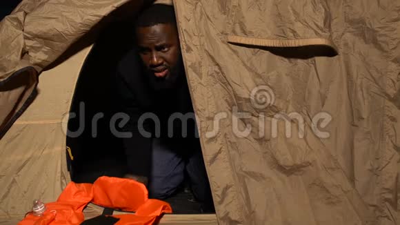 非洲裔美国人在帐篷里拥抱救生衣在家庭死亡后哭泣视频的预览图