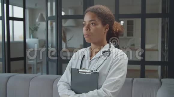 微笑的非洲女医生室内画像视频的预览图