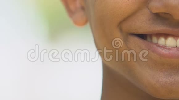 美籍非裔男子脸上洋溢着真诚的笑容皮肤光滑视频的预览图