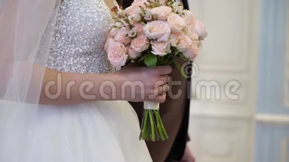 新郎新娘出席婚礼抱着花束的女孩视频的预览图