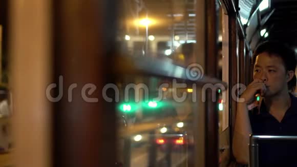 工作压力过大担心经济问题后乘坐香港电车的亚洲男子视频的预览图