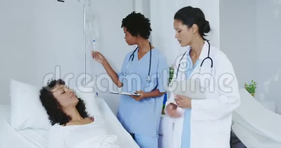 非裔美国女医生在医院病房做常规检查的正面看法视频的预览图