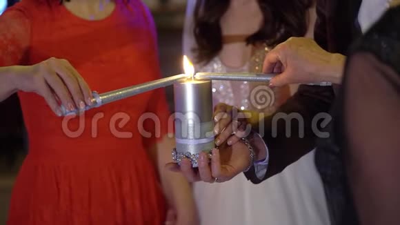 新婚夫妇拿着蜡烛父母用火点着灯视频的预览图
