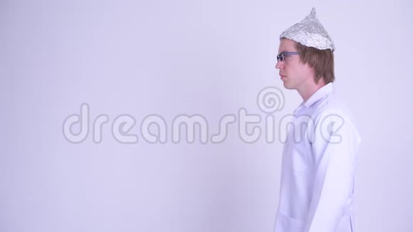 压力大的年轻医生戴着锡箔帽看上去很害怕视频的预览图