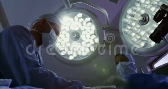 高加索外科医生对医院手术室病人使用除颤器的低角度观察视频的预览图