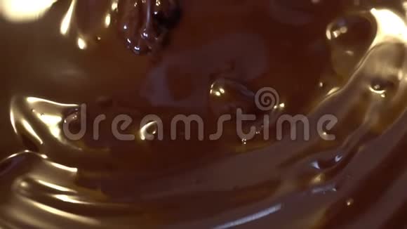 巧克力混合熔融液体优质黑巧克力关闭液体热巧克力漩涡糖果视频的预览图