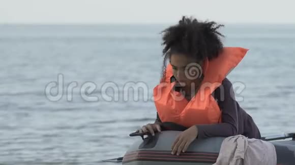 在船上脱下救生衣的美国黑人女孩在海难后幸存视频的预览图