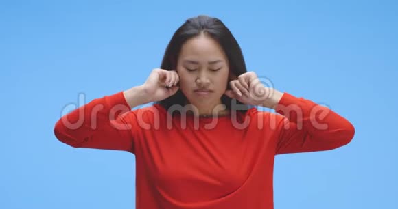 年轻女子用手指插入耳朵视频的预览图