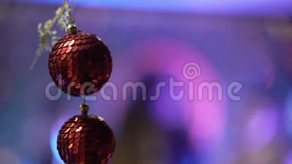 在节日派对上装饰圣诞红球视频的预览图