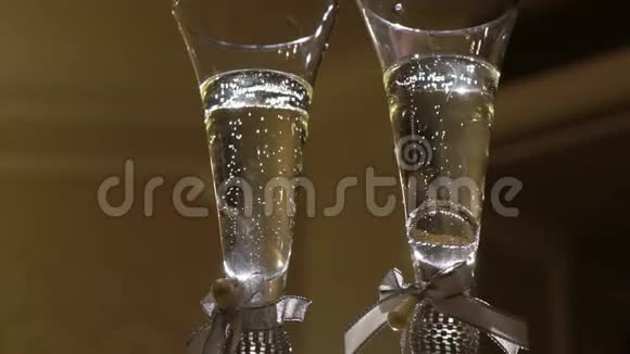 婚礼戒指滴到玻璃与香槟慢动作视频的预览图