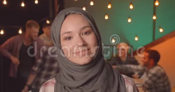 在舒适的夜晚在不同的聚会上年轻漂亮的穆斯林女性戴着头巾的特写肖像视频的预览图