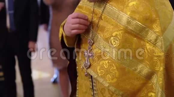 神父在大教堂祈祷宗教仪式视频的预览图