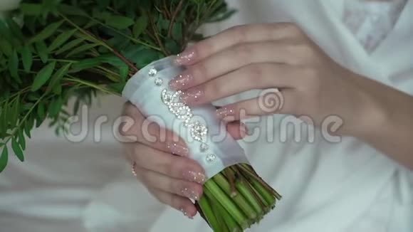 带结婚花束和情书的新娘视频的预览图