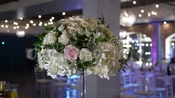 装饰着鲜花的婚礼餐厅视频的预览图