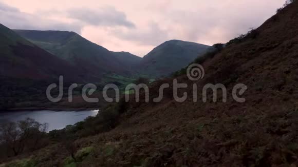 在湖区秋日清晨的柯克斯顿山口视频的预览图