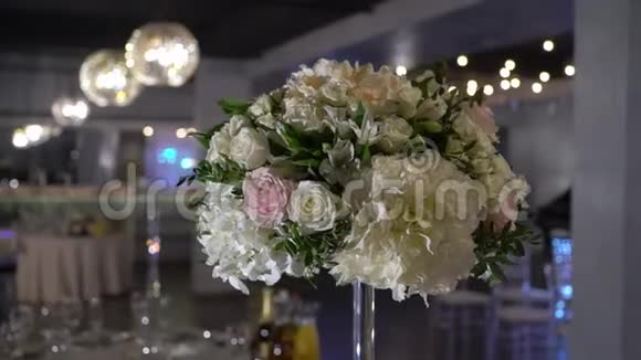 装饰着鲜花的婚礼餐厅视频的预览图
