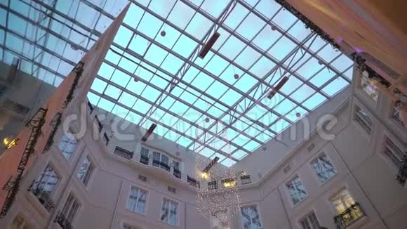 院子里的玻璃屋顶酒店大楼的中庭视频的预览图
