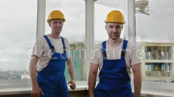 建筑工人戴着头盔的滑稽舞蹈视频的预览图