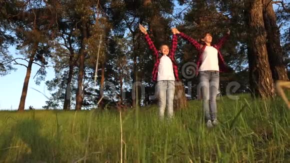 自由女性旅行寻找冒险快乐的女孩旅行在公园里散步快乐的胜利举起双手视频的预览图