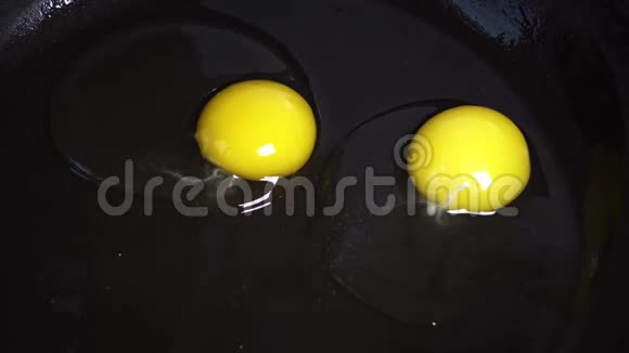 定时煎蛋把鸡蛋放在煎锅里视频的预览图