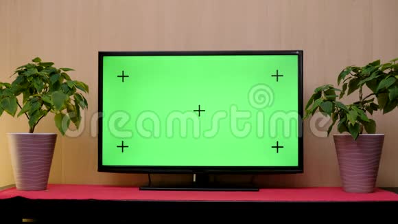 用绿色屏幕合成的电视电视或电视绿色屏幕在桌子上带轨道绿色屏幕的液晶电视视频的预览图