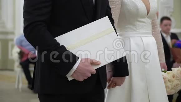 新娘和新郎在婚礼上拿着文件视频的预览图